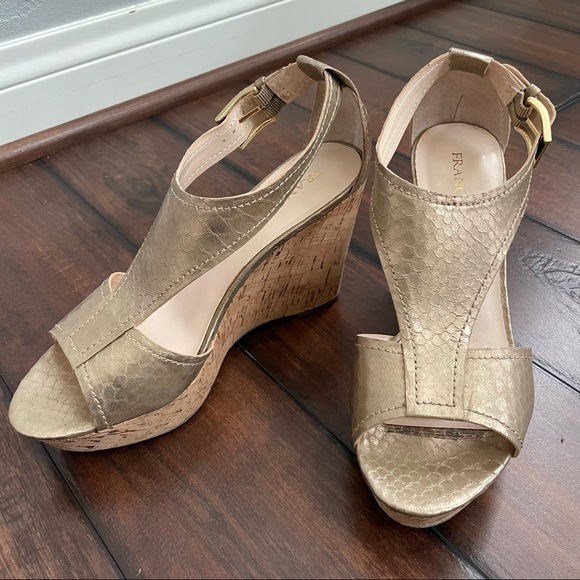 Gorgeous LIKE NEW Gold Wedge Sandals - Picture 1 of 12
